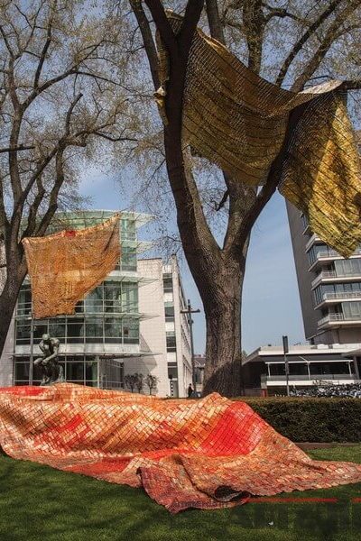 El Anatsui - Drying towels and pants-ARTZUID-2013-archief